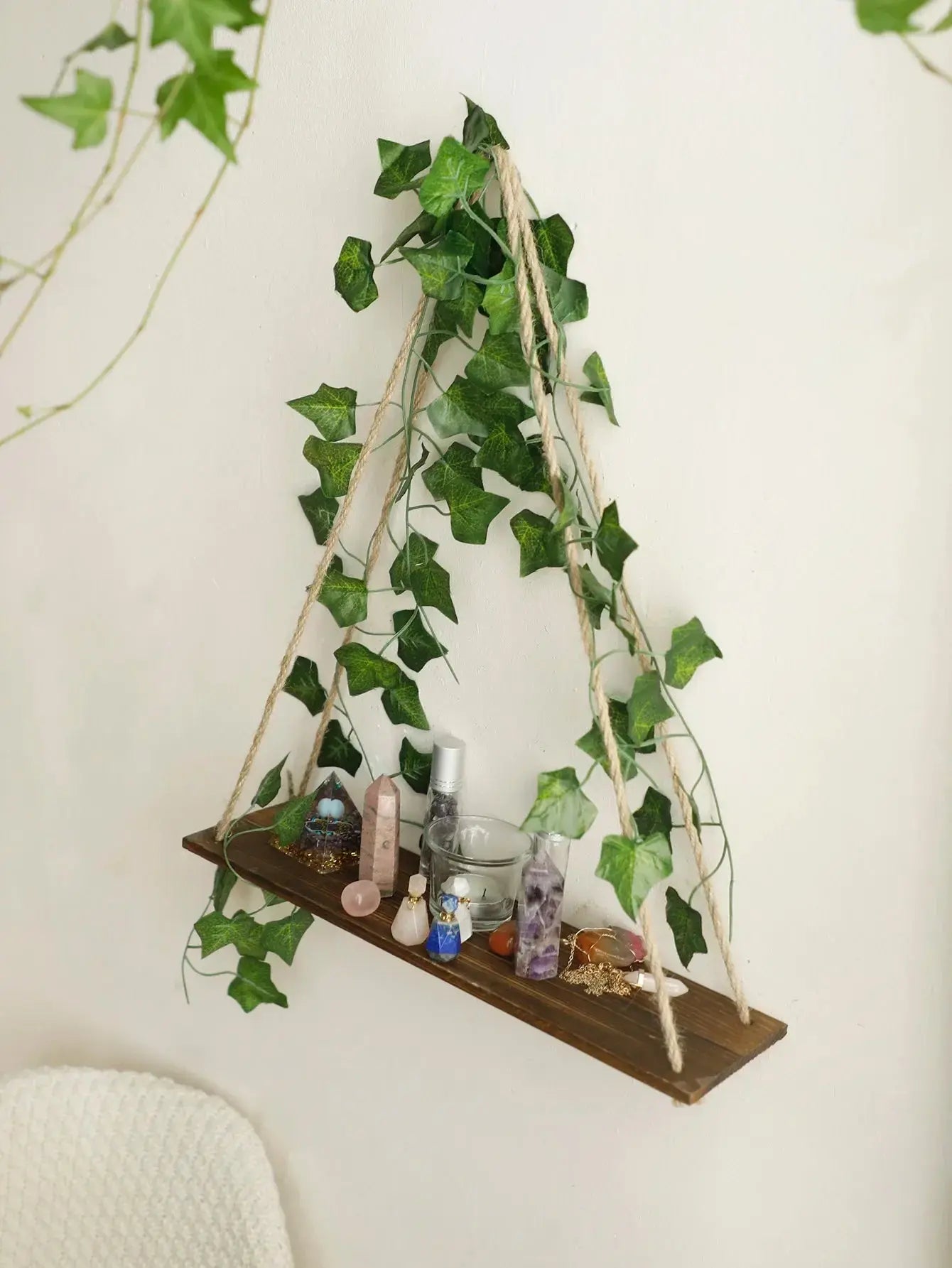 Prateleira de Corda Triangular com Luzes Decorativas e Folhagens Casamarella