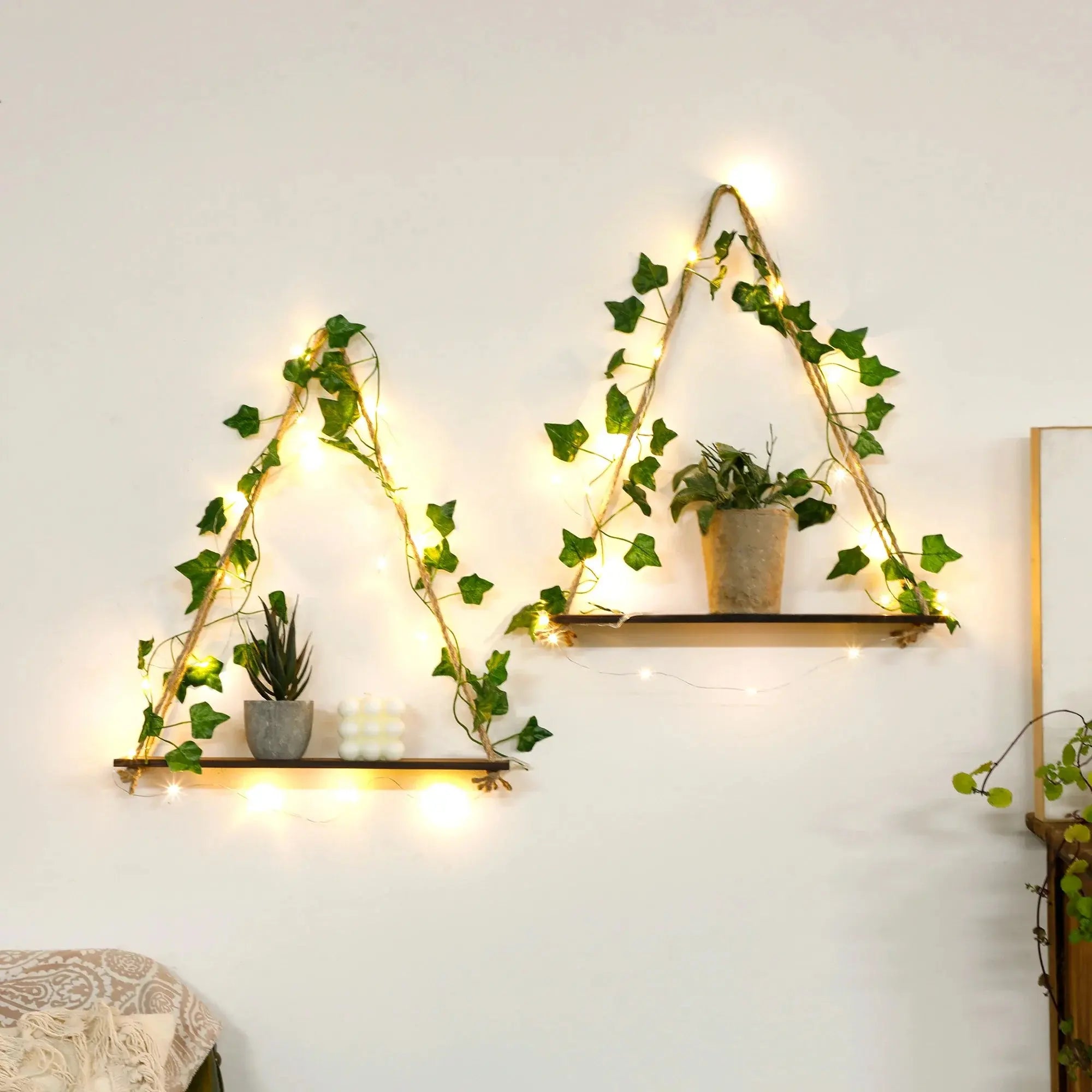 Prateleira de Corda Triangular com Luzes Decorativas e Folhagens Casamarella
