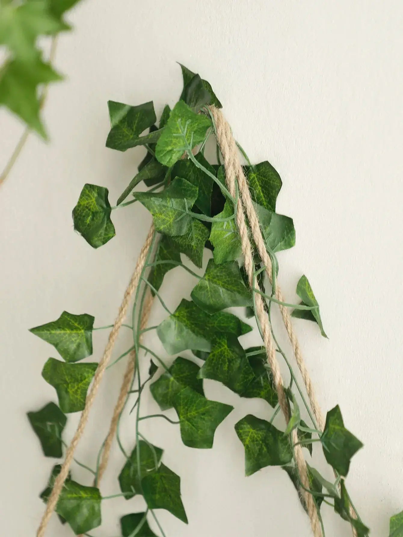 Prateleira de Corda Triangular com Luzes Decorativas e Folhagens Casamarella