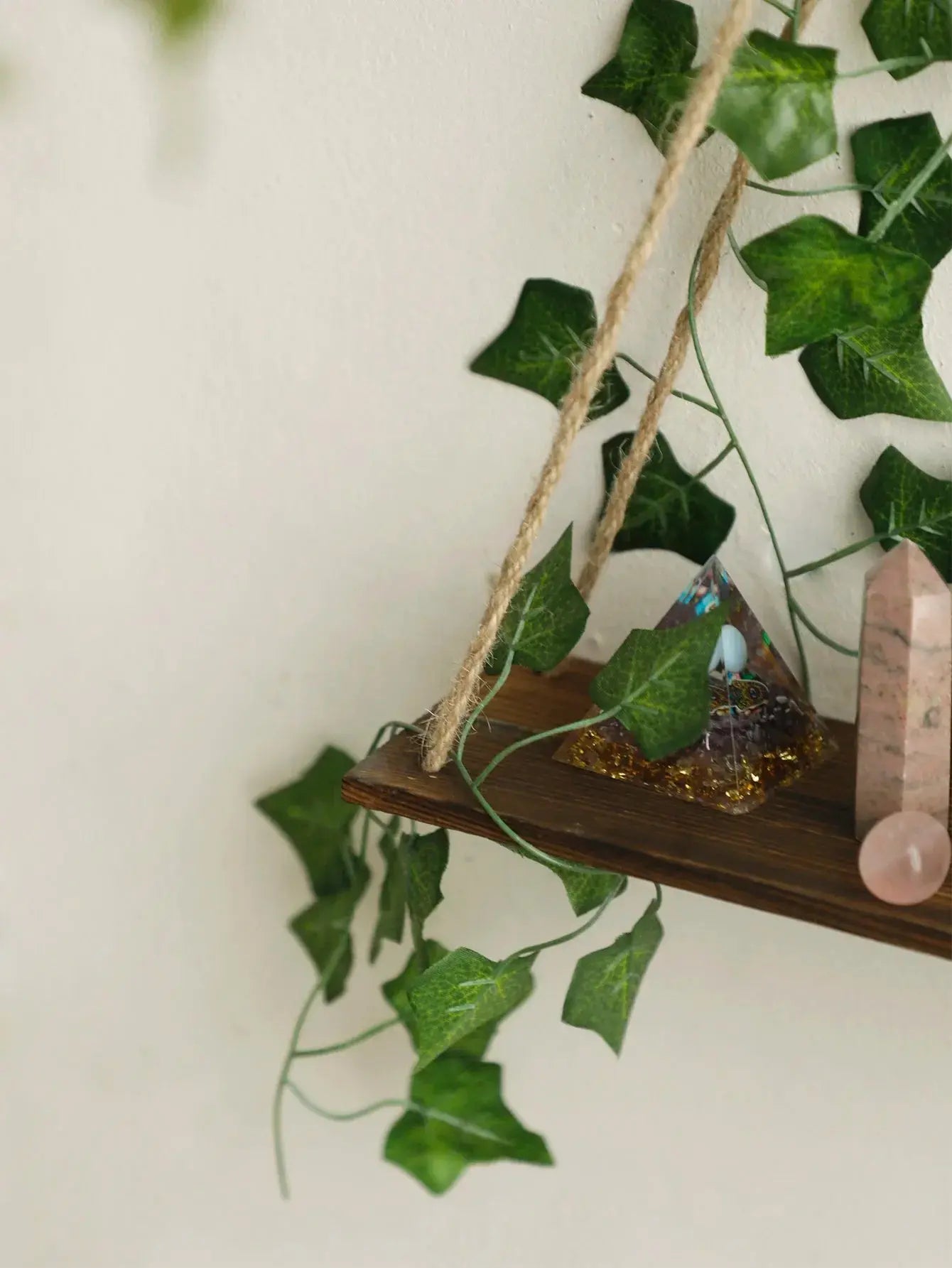 Prateleira de Corda Triangular com Luzes Decorativas e Folhagens Casamarella
