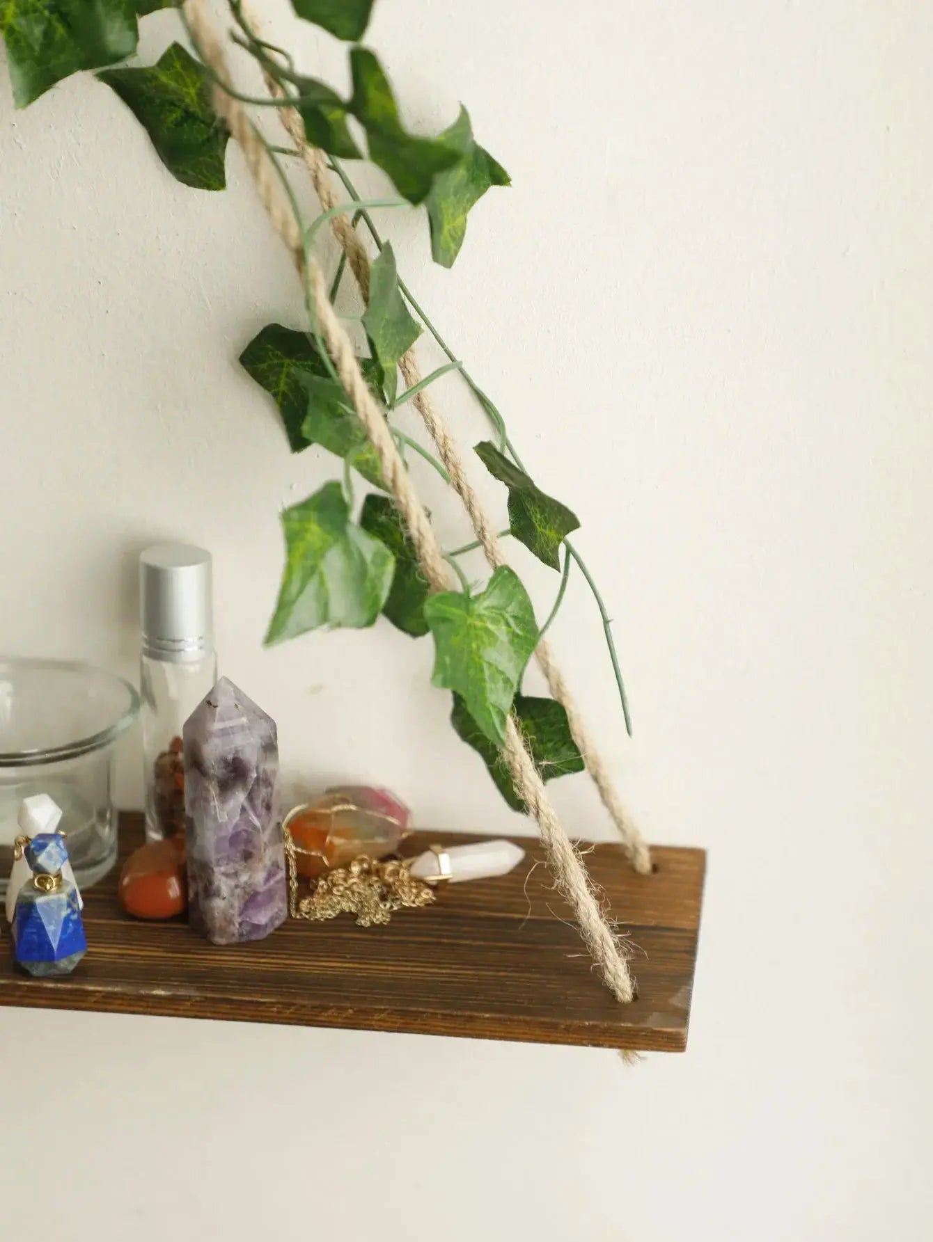 Prateleira de Corda Triangular com Luzes Decorativas e Folhagens Casamarella