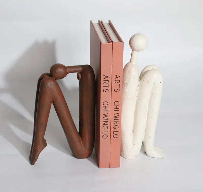 Aparador de Livros Minimalista com Esculturas Humanas Abstratas Casamarella
