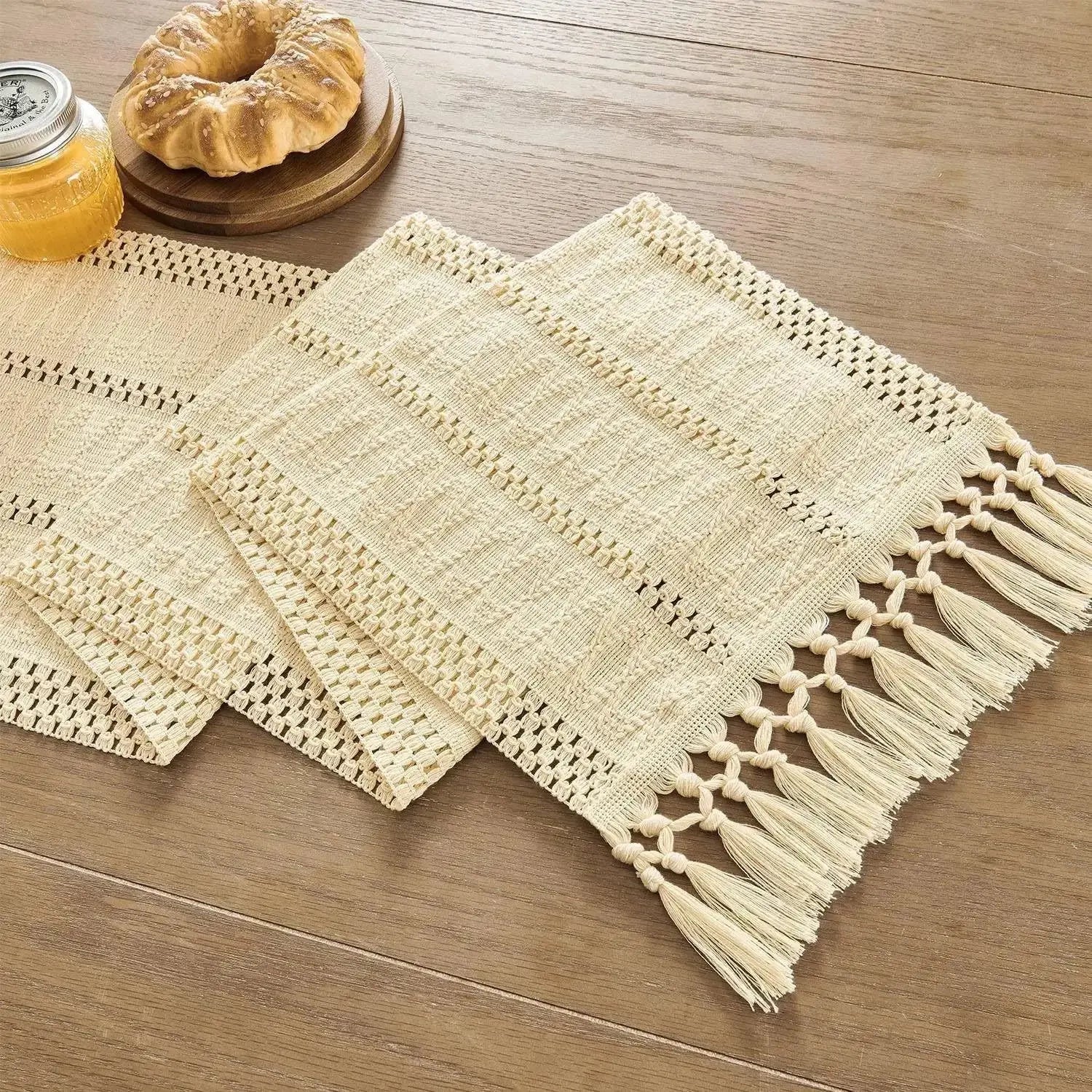Caminho de Mesa Bege Boho com Borlas Casamarella