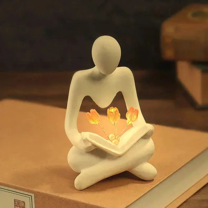 Estatueta Decorativa Pessoa Lendo com Flores Iluminadas Casamarella