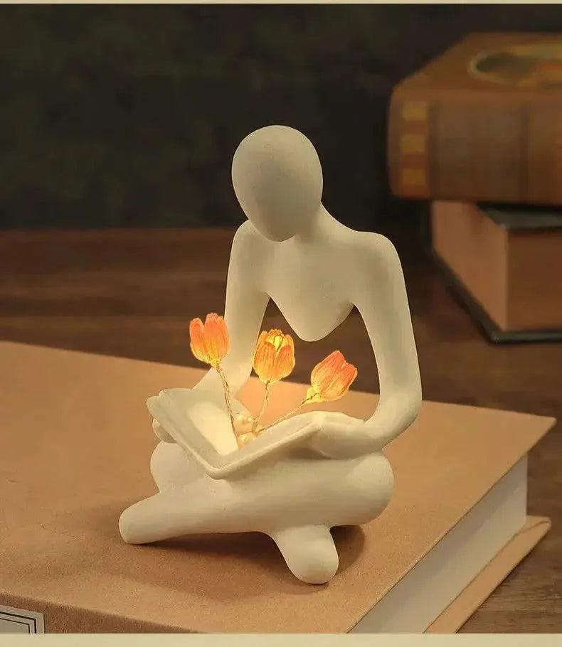 Estatueta Decorativa Pessoa Lendo com Flores Iluminadas Casamarella
