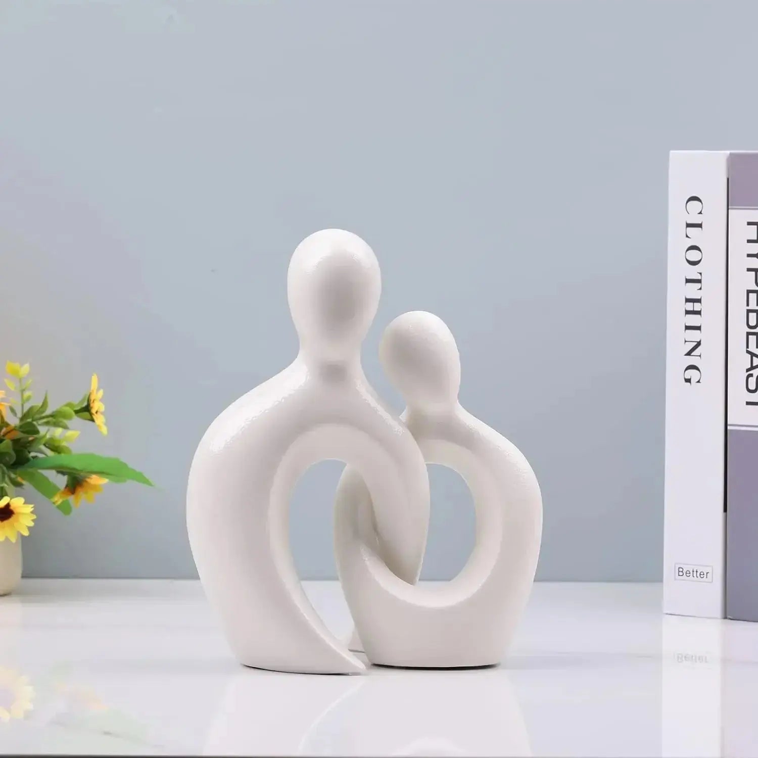 Estatueta Decorativa de Cerâmica Casal Entrelaçado Casamarella