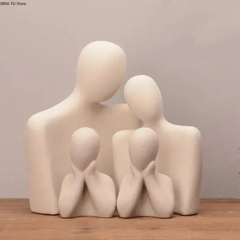 Estatueta de Cerâmica Pai, Mãe e Filhos Casamarella