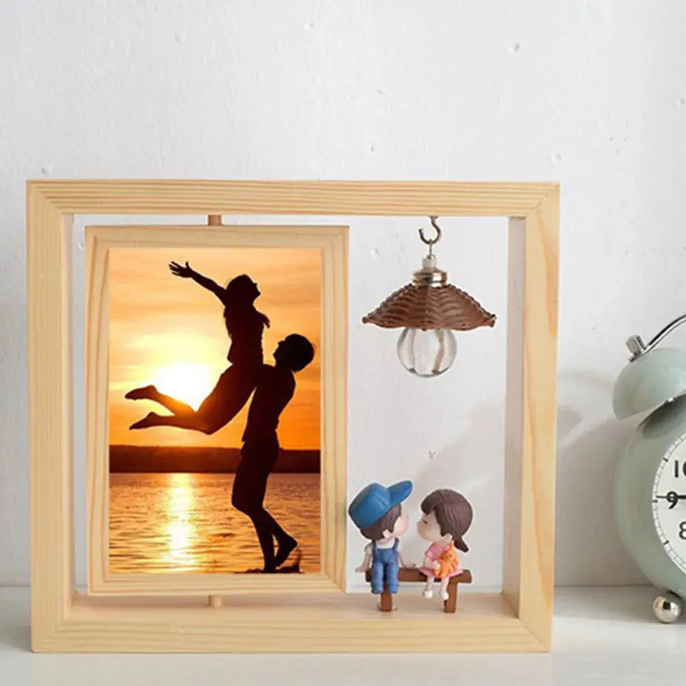 Porta-Retrato Giratório de Madeira com Miniatura de Casal e Luminária Decorativa Casamarella