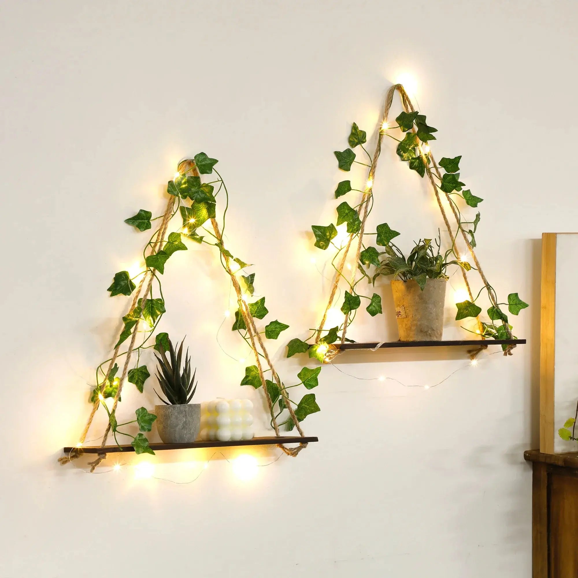 Prateleira de Corda Triangular com Luzes Decorativas e Folhagens Casamarella